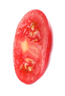 Olgun kırmızı domates parçası beyaza izole edilmiş.