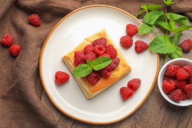 Ahududu ve nane aromalı nefis puf böreği.