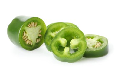 Yeşil biber dilimleri beyaza izole edilmiş.