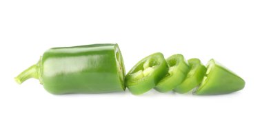 Dilimlenmiş yeşil biber beyaza izole edilmiş.