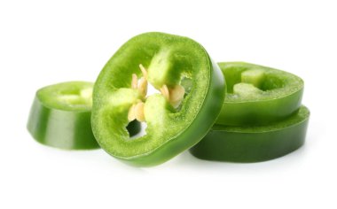 Yeşil biber dilimleri beyaza izole edilmiş.