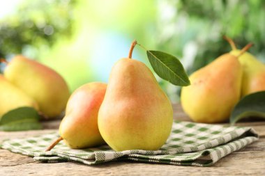 Tahta masada taze olgun armutlar, yakın plan.