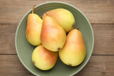 Taze armutlar ahşap masada, üst tarafta.