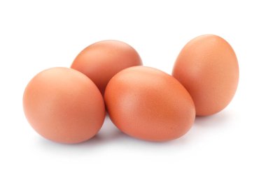 Birçok çiğ tavuk yumurtası beyaz üzerine izole edilmiş.