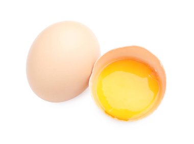 Tam ve kırılmış tavuk yumurtaları beyaza izole edilmiş, üst manzara.