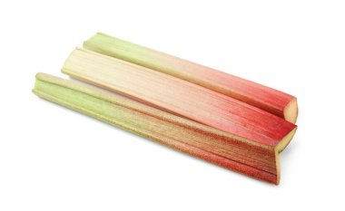 Taze olgun ravent sapları beyazda izole edilmiş.