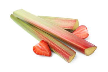 Taze ravent sapları ve beyaz üzerine izole edilmiş çilek.