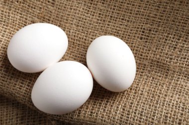 Çuval bezinde çiğ tavuk yumurtası, yakın plan.