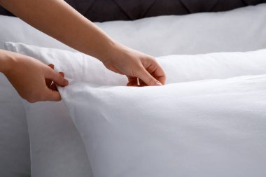 Beyaz yastığı kabartan kadın, yakın plan.