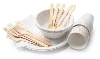 Tek kullanımlık sofra takımı ve peçeteler beyaz üzerine izole edilmiş.