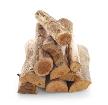 Kesilmiş odun yığını beyaza izole edilmiş.