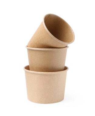 Tek kullanımlık bardaklar beyaz üzerine izole edildi