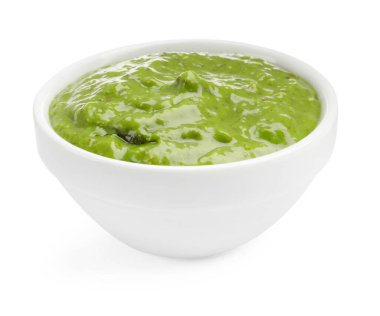 Beyaza izole edilmiş taze pesto sosu.