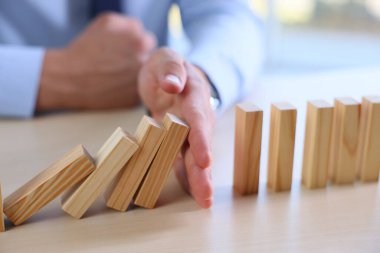 Risk. Masada domino etkisini durduran adam, yakın plan.