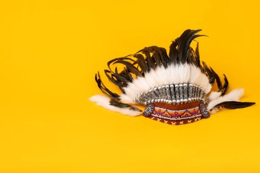 Sarı arka planda geleneksel warbonnet (Kızılderili başlığı). Metin için boşluk