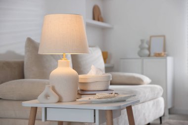 Süslü lamba, dekor ve beyaz masa üzerine kitap.