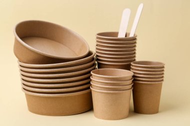 Bej arkaplanda tek kullanımlık tablo takımı, yakın plan