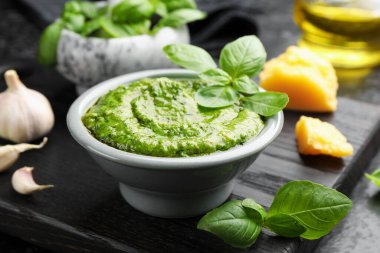Taze pesto sosu ve malzemeler siyah masada, yakın plan.