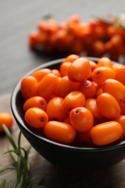 Taze deniz dikenli böğürtlen, masada yapraklar, yakın çekim