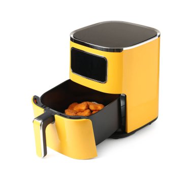 Pişmiş tavuk nuggetlı kızartma makinesi beyaz üzerine izole edilmiş.