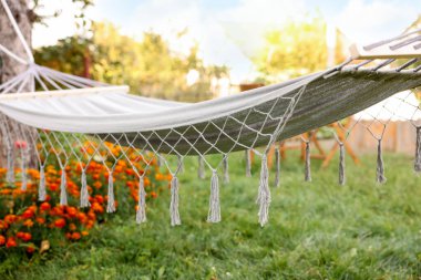 Bahçedeki boş beyaz hamak, yakın plan.