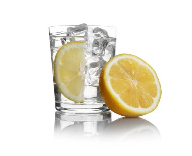Beyaza izole edilmiş limon ve buzlu ferahlatıcı su.