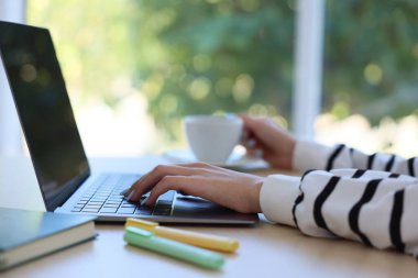 Kahveli kadın masadaki laptopta arka planı bulanık, yakın plan...