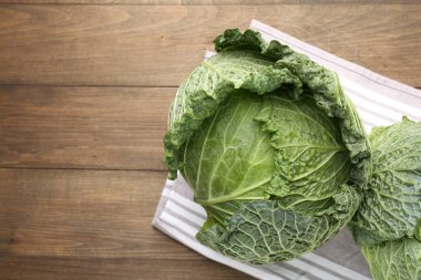 Tahta masada taze Savoy lahanaları, üst manzara. Metin için boşluk