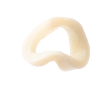 Bir çiğ mürekkep balığı halkası beyaza izole edilmiş.