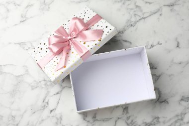 Beyaz mermer masa üzerinde güzel kapaklı hediye kutusu, üst manzara