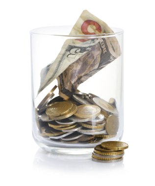 Para dolu cam kavanoz beyaza izole edilmiş