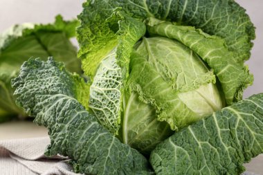 Taze Savoy lahanaları masada, yakın plan.