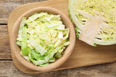 Tahta masada taze lahana kes, düz uzan.