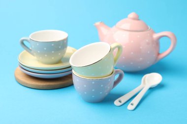 Açık mavi arka plandaki çocuklar için güzel seramik çay seti, yakın plan.