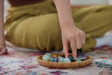 Kapalı mekanlarda farklı güzel taşları olan bir kadın, yakın plan.