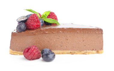 Lezzetli çikolatalı cheesecake ve beyaz üzerine izole edilmiş böğürtlenler.