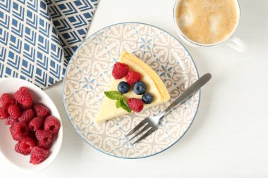 Taze böğürtlenli ve nane kokulu leziz bir cheesecake.