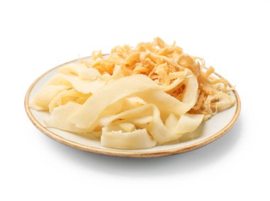 Kurutulmuş kalamar ve talaşlar beyazın üzerinde izole edilmiş.