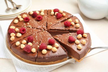 Bej masada fındıklı ve ahudududulu lezzetli çikolatalı cheesecake alıyorum.