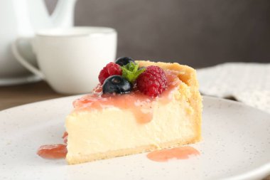 Sofrada böğürtlenli ve soslu lezzetli bir cheesecake.