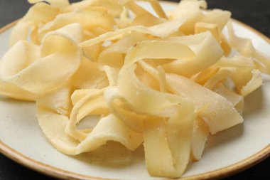 Lezzetli kurutulmuş kalamar tabakta, yakın plan.