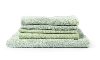 Beyaz üzerine izole edilmiş taze havlu yığını.