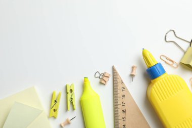 Beyaz zemin üzerine yapıştırıcı ve diğer kırtasiye malzemesi. Metin için boşluk