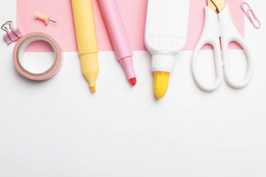 Beyaz zemin üzerine yapıştırıcı ve diğer kırtasiye malzemesi. Metin için boşluk