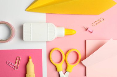 Beyaz zemin üzerinde yapıştırıcı ve diğer kırtasiye düz yatıyordu