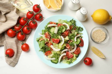 Beyaz masada servis edilen nefis kalamar salatası.