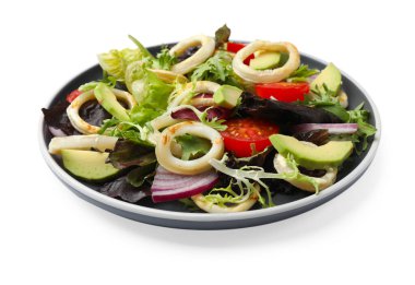 Kalamar halkaları, avokado ve sebzeli leziz salata.