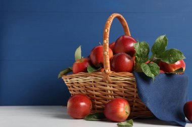 Taze olgun elmalar beyaz masada sepette. Metin için boşluk