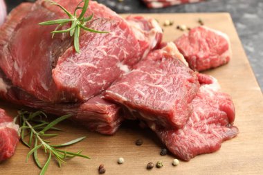 Çiğ et ve baharat parçaları masada, yakın plan.