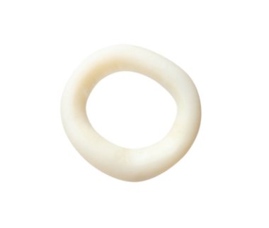 Bir taze mürekkep balığı halkası beyazda izole edilmiş.